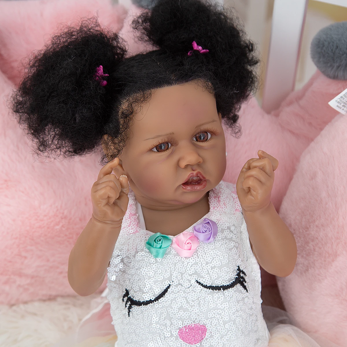 KEIUMI Bebê Reborn Menina 57cm Negra Cabelo Crespo Implantado Fio