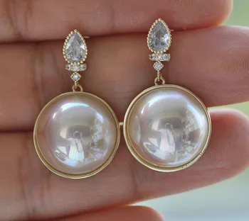 

Z10894 Lustre 21mm White Shell Mabe Pearl Chain Dangle Earring CZ