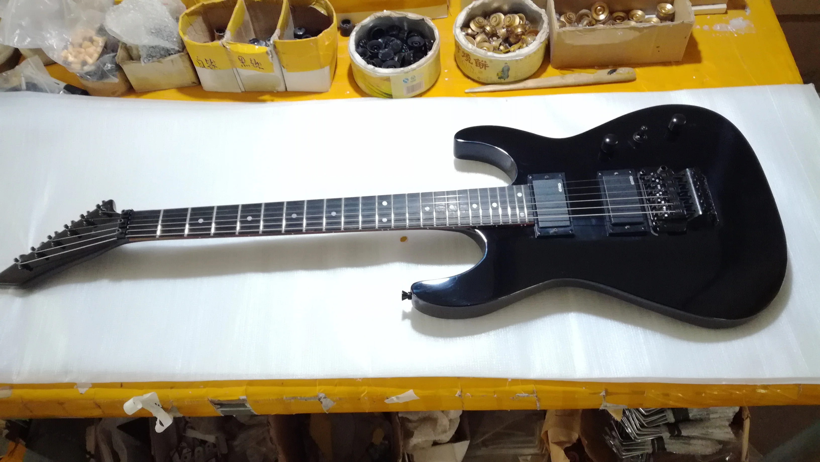 

Double rock tremolo black color six strings guitar