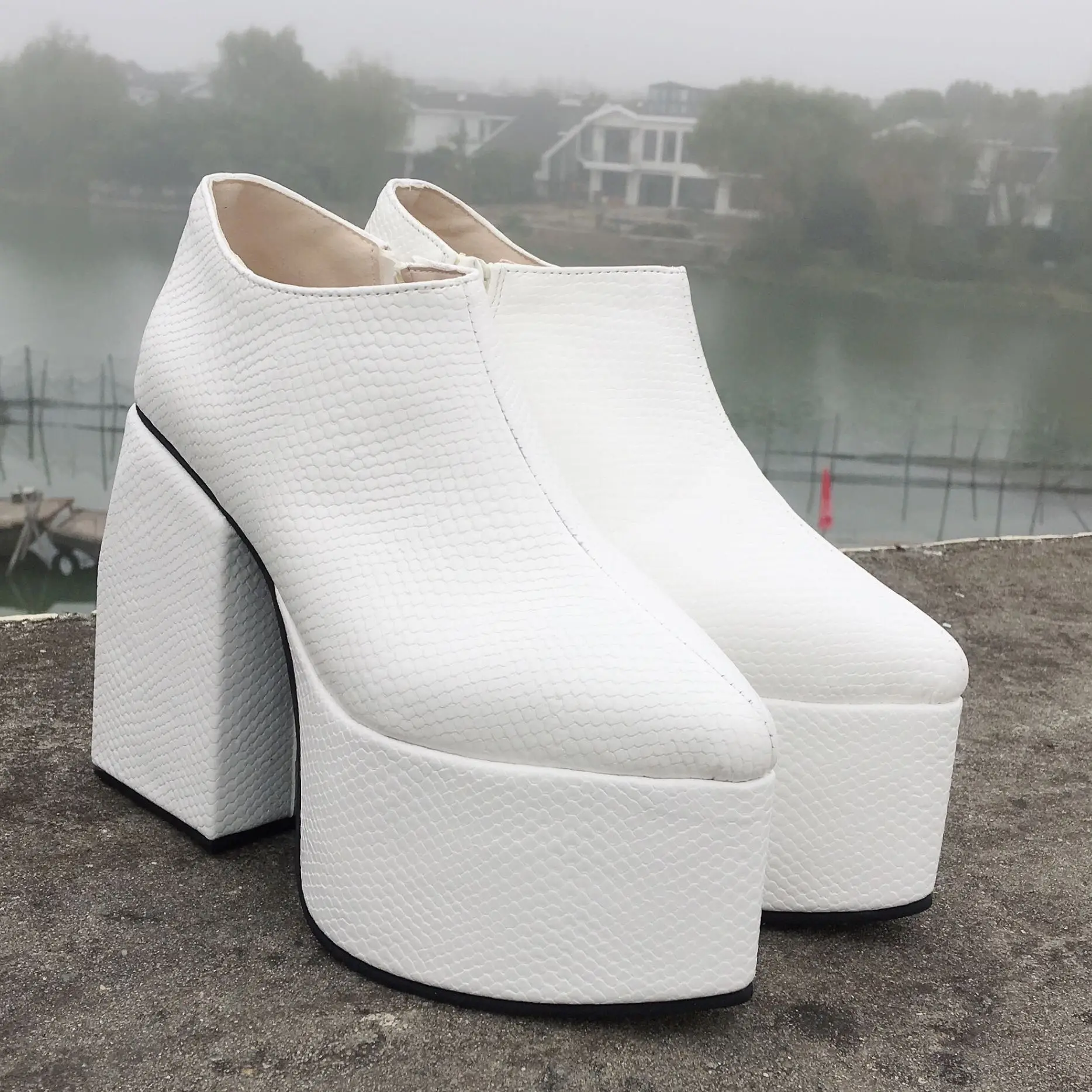 White Pointed Toe Необычный стиль; японский черный Змеиный узор; Лолита; ботильоны для костюмированной вечеринки; женские Ботинки martin в стиле панк-рок; боковая молния - Цвет: White Pointed Toe
