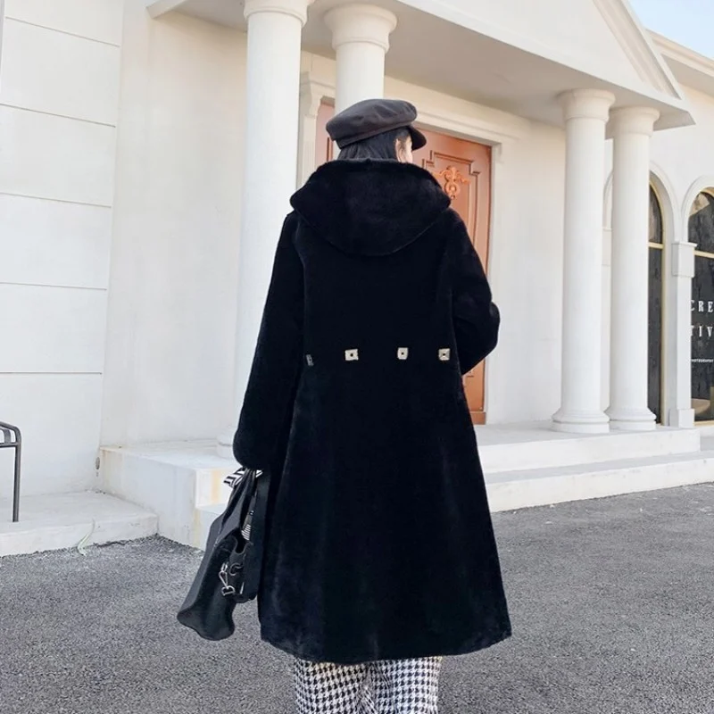 Рисунок 2 - Зимнее женское длинное пальто из