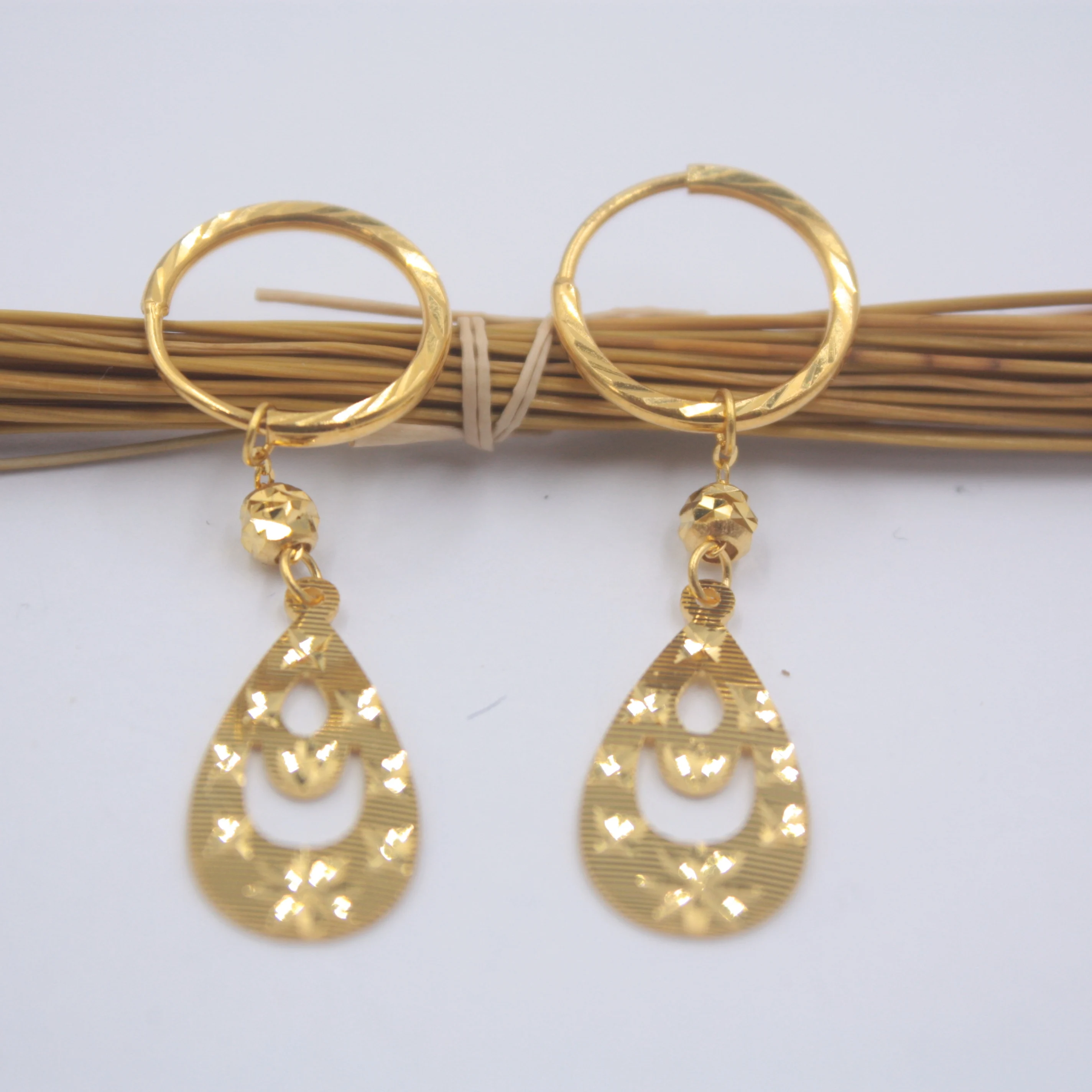 

Real 18K Yellow Gold Earrings Woman's Carved Raindrop Wedding Elegant Charm Earrings Drop Hook 40mmH