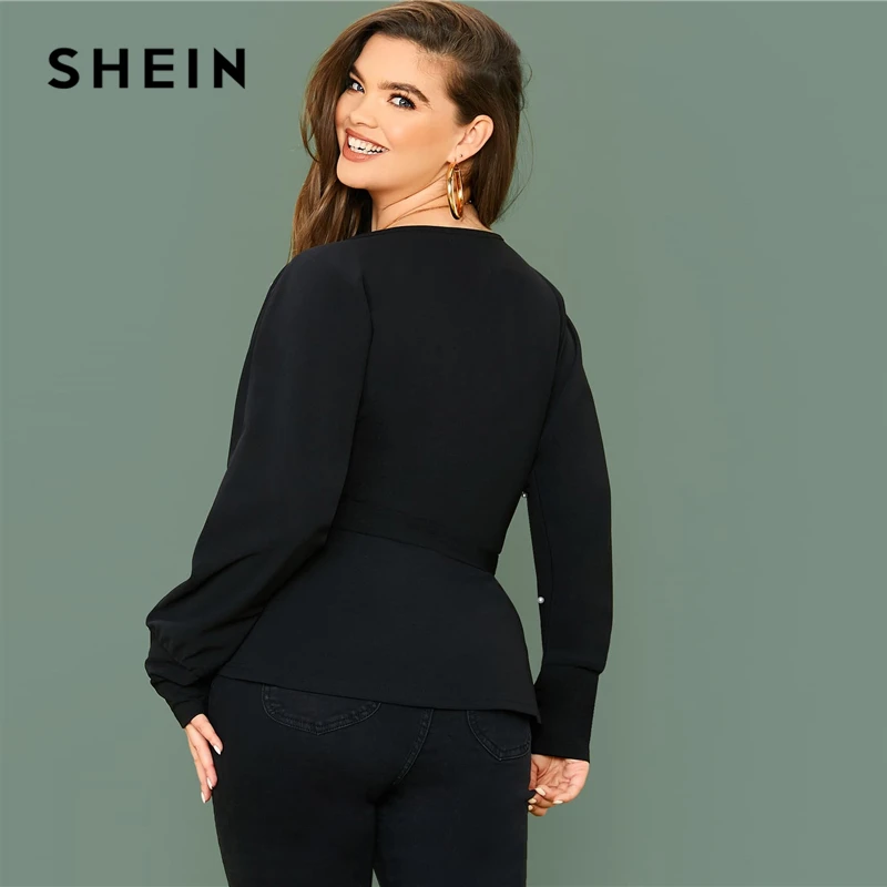 Preise SHEIN Plus Größe Schwarz Chorhemd Ausschnitt Dolman Ärmel Perlen Perlen Belted Top Frauen Frühling Solide Elegante Büro Dame Schößchen Blusen