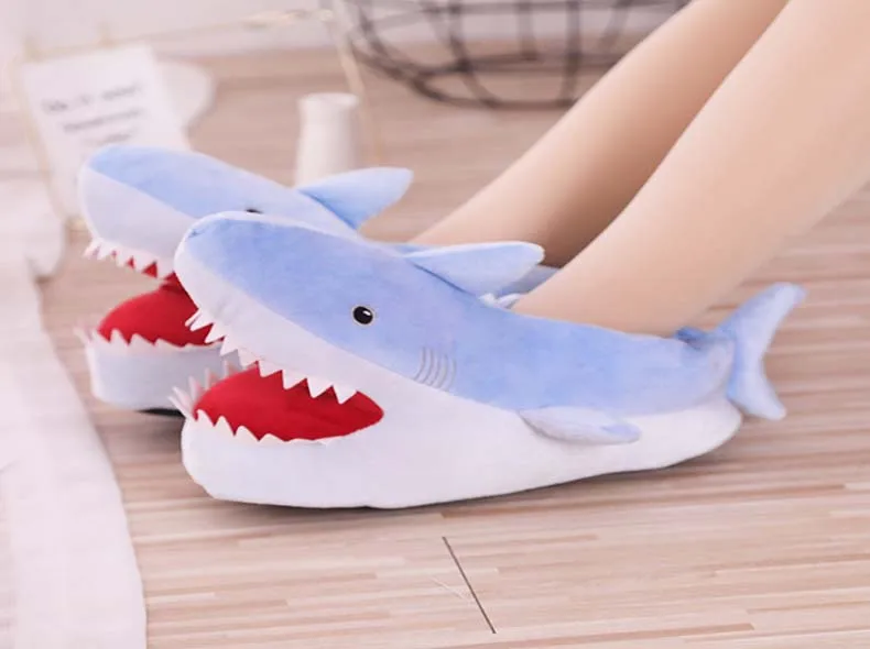Новые милые плюшевые тапочки ins Shark; теплые зимние тапочки для взрослых; плюшевая обувь с набивным рисунком животных; подарок на День святого Валентина для девочек