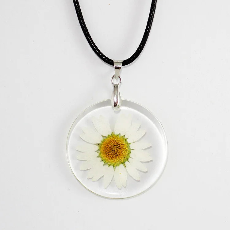 

Crystal Chrysanthemum Epoxy Dried Flower Necklace Plant Specimen Embossed Pendant Hipster Resin Dried Flower Pendant Natural Sim