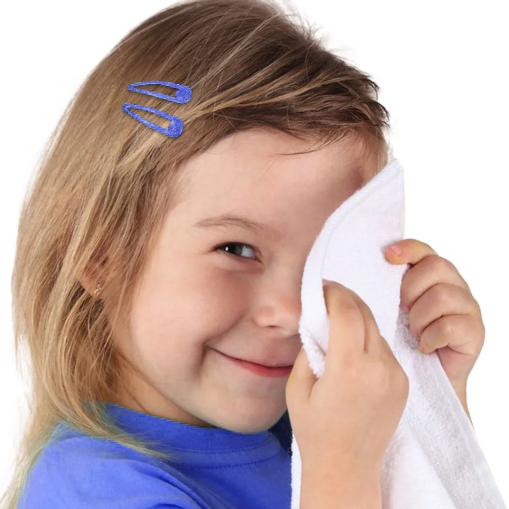 ребенок вытирает руки. вытирает руки влажными салфетками. ребенок вытирает руки. ребенок вытирает руки. полотенце для рук.