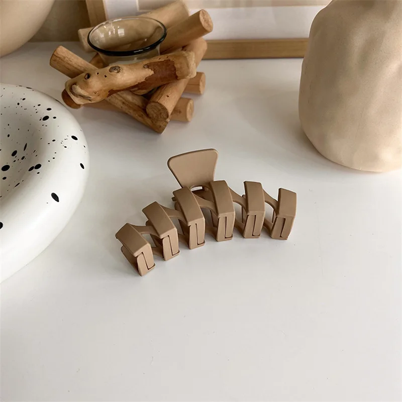 1Pcs Korean Coffee Beige Large Hair Claw Acrylic Hairpin Geometry Barrette Crab Hair Clips Headwear Womens Girl Hair Accessories hair clips for long hair