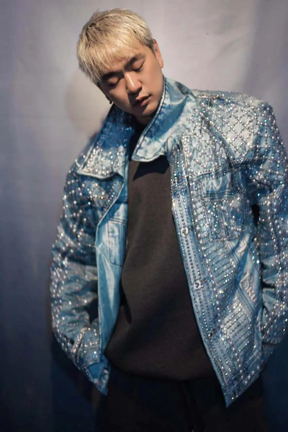 Tide Мужской певец пальто для сцены блестящие стразы жемчуг джинсовая куртка хип хоп DJ танцор синий бисер свободные пальто бар ковбойский костюм