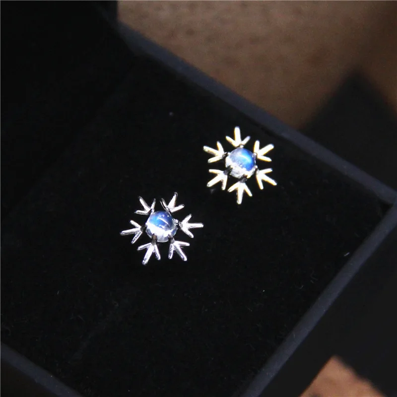 Женские серьги гвоздики с натуральным лунным камнем серебро 925 пробы платиновым