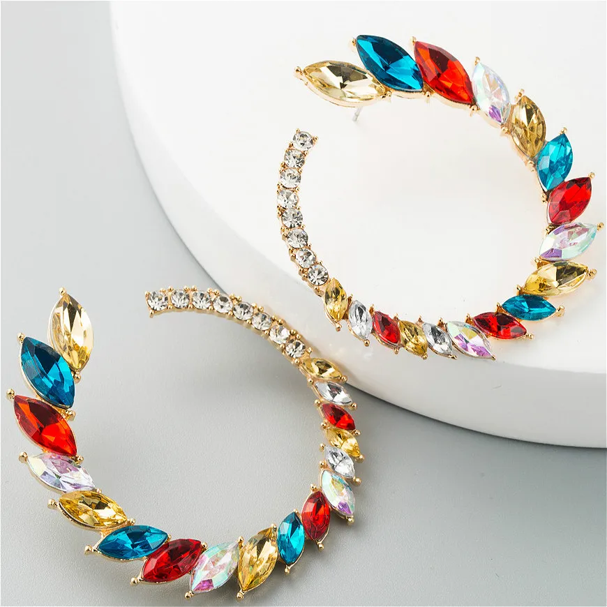 Крупные женские серьги гвоздики с образным кольцом в стиле ретро цветные Стразы