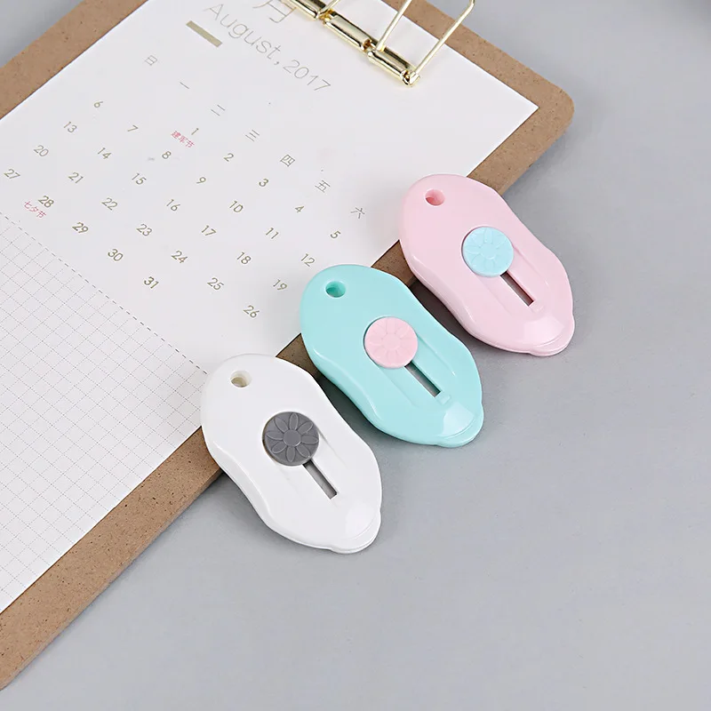 M&G Stationery Mini Knife Portable Paper Cutter Wallpaper Band Knife Blades Express Box-opening Knife ASS91361