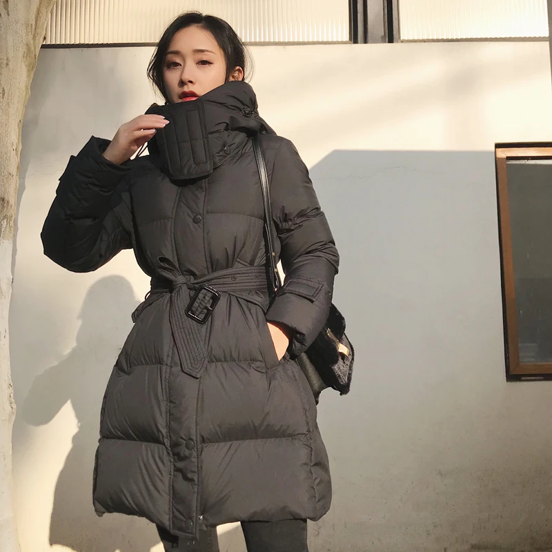 

New Winter Women Large Natural Raccoo Fur Collar Ultra Light 90% White Duck Down Parka Slim Warm Down Outwear With Belt