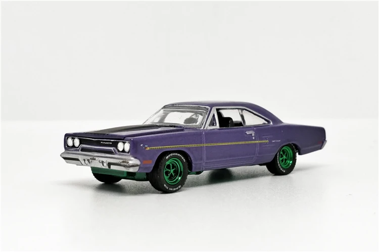 Зеленый светильник 1: 64 Plymouth Road Runner Graveyard бутик сплава автомобиля игрушки для детей Детские игрушки модель оптом