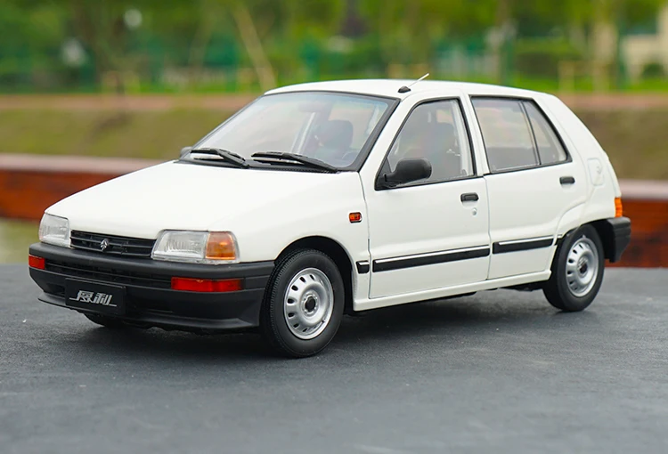 Авторизованный подлинный 1:18 Yiqi китайский Тяньцзинь Xiali TJ7100 хэтчбек игрушечный автомобиль миниатюрный подарок на Рождество/День рождения - Цвет: White-Hatchback
