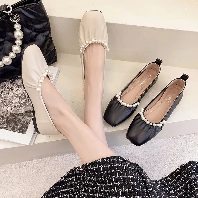 

Luxury Pearl Beads Designer Folds Ladies Party Ballet Shoes Retro Soft Leather Loafers 2021 Women Casual Slip On Nursing Flats