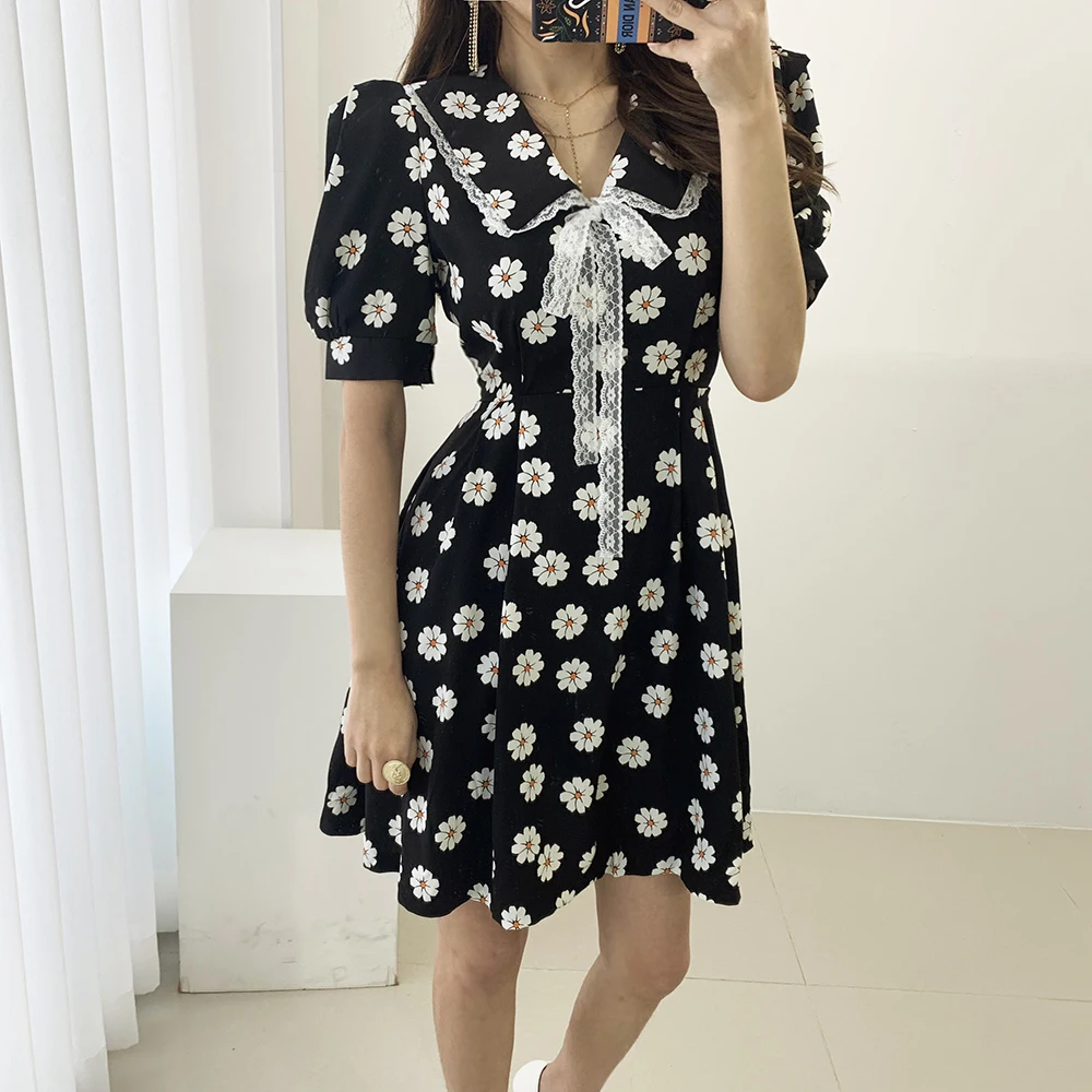 

VICONE South Korea's chic and elegant lace stitching doll brought little Daisy flower hubble-bubble sleeve female waist dress