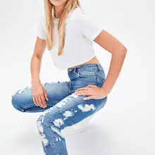 Trendyol Mavi рваные детализированные джинсы для мам TWOAW20JE0072