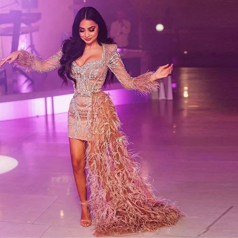 Женское вечернее платье со шлейфом короткое с длинным рукавом расшитое бисером в