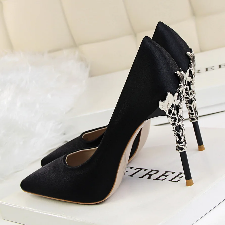 Элегантные женские туфли-лодочки с металлическими вырезами; однотонные шелковые туфли с острым носком; модные женские туфли на высоком каблуке 10 см; свадебные туфли