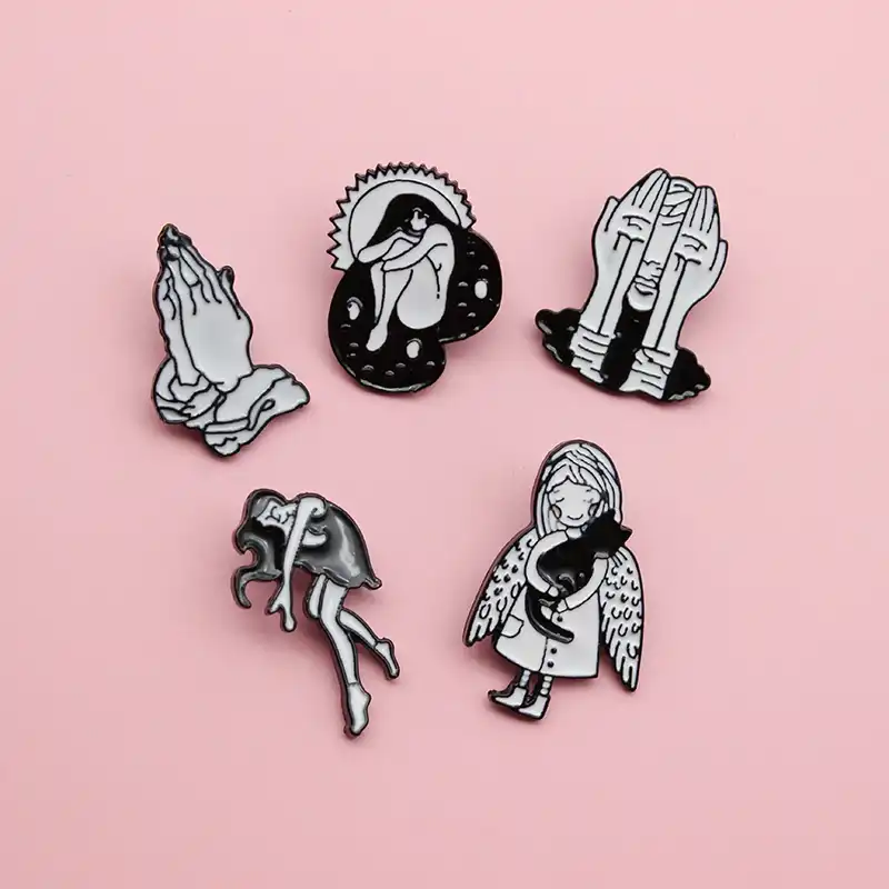 Broche De Dessin Anime En Email Noir Et Blanc Ailes D Ange Priere Mains Sommeil Femme Chat Noir Badge Symbole Icone Sac A Dos Bijoux Aliexpress