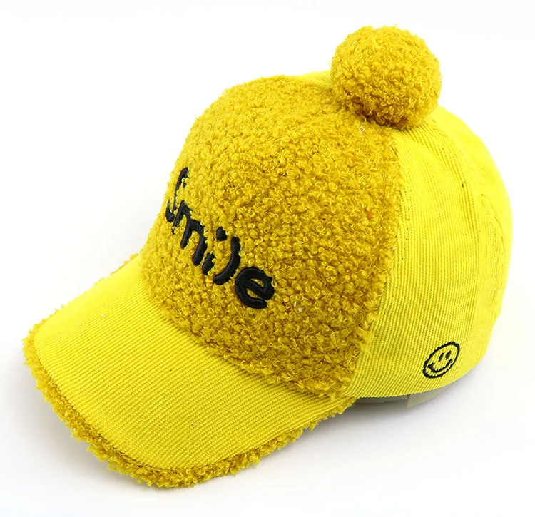 Новинка; шапка для маленьких мальчиков и девочек; сезон осень-зима; Корейская бейсболка с надписями; детская шапка с помпоном; реквизит для фотосъемки - Цвет: Цвет: желтый