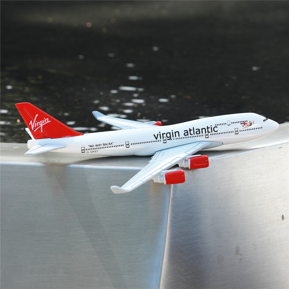 Коллекционная миниатюрная сувенирная модель авиакомпании China Virgin Atlantic Airlines B747 из