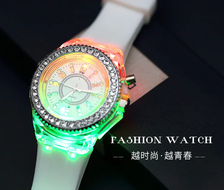 LED Flash Luminous Watches Personality Trends Students Lovers Jellies Woman Men's Watches 7 Colors Light Wrist Watch Hot