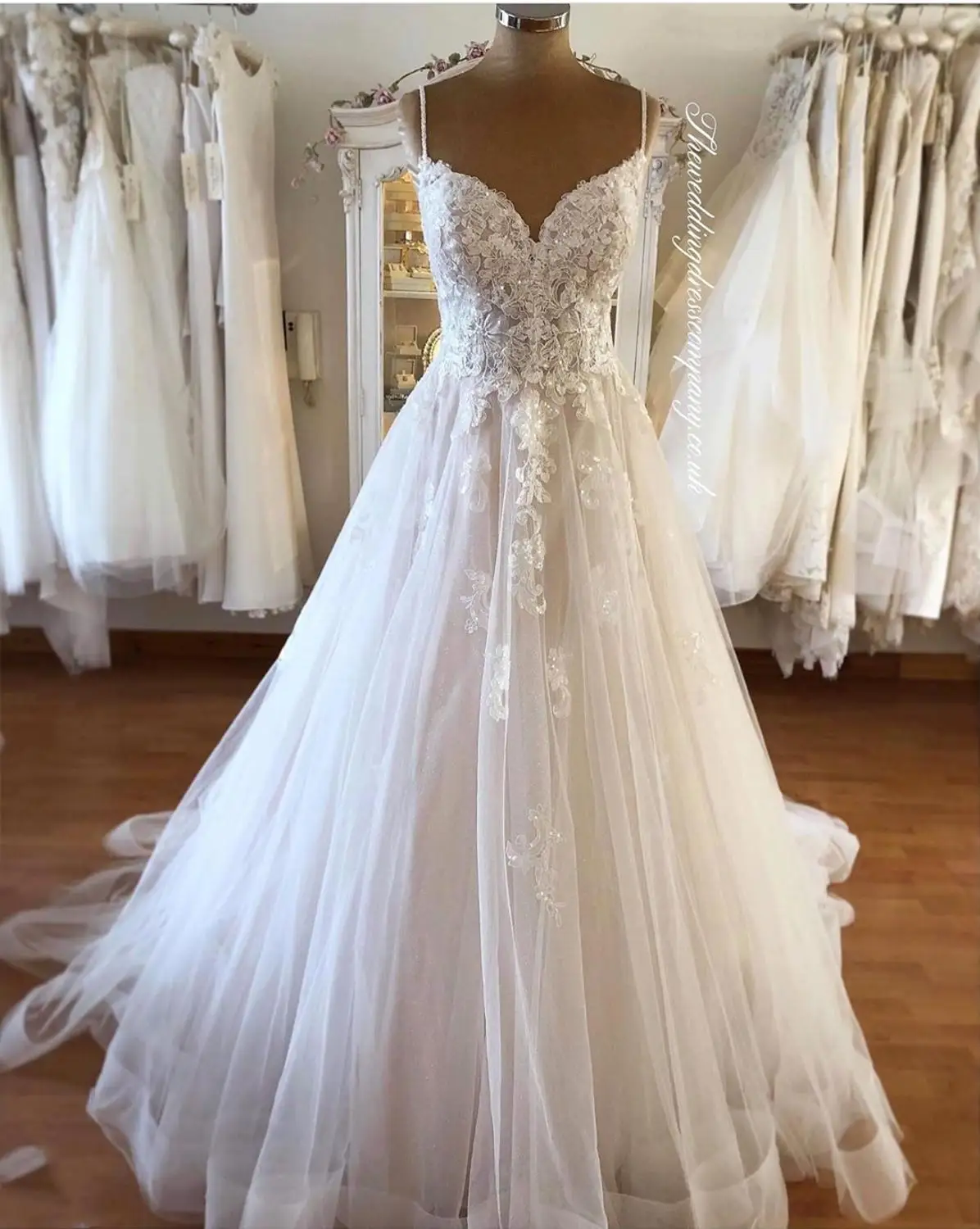 

2020 Tulle Bridal Gowns A-Line Sweetheart Floor Lenth Tulle Hand Flowers With Train Elegant robe de mariee Sleeveless Gorgeous