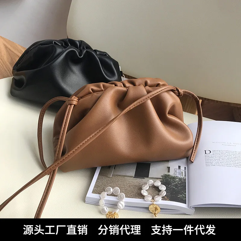 

2019 Shake Pitch Level Texture Small Sheepskin Oblique Satchel Woman Joker Flaky Clouds Package Dumplings Package Woman