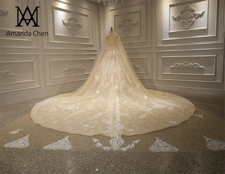Свадебное платье abito da sposa a sirena с длинным шлейфом и кружевной аппликацией