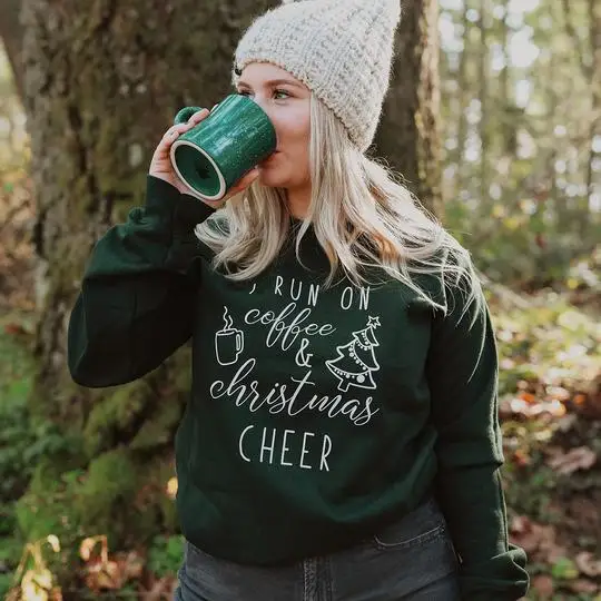 Новинка, толстовка с надписью «i run on coffee& Christmas Cheer», пуловер, графические пуловеры, джемпер из чистого хлопка гранж, одежда унисекс, свитер, Топ