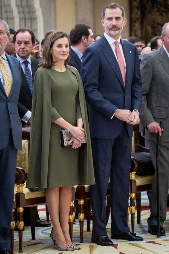 Mother-Of-The-Bride-Dresses-with-Cape-2019-Knee-Short-Olive-Wedding-Party-Celebrity-Formal-Gown (1)