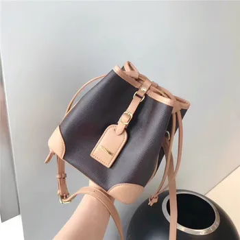 

2020 Niche Design Crocodile Pattern Bag New Trendy Wild Shoulder Messenger Bag Luxury Handbags Women Bags Designer Bucket