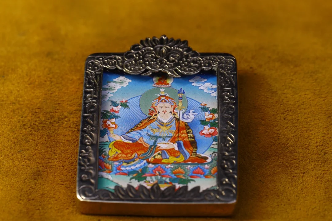 

2"Tibet Temple Collection Old Bronze Gilt silver Thangka Padmasambhava Pendant Amulet Dharma Town House Exorcism