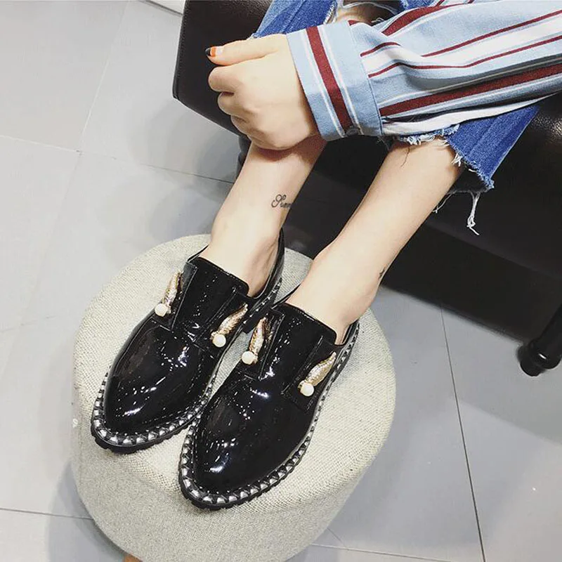 black 35-40) брендовые лоферы; оксфорды в британском стиле; обувь с перфорацией типа «броги»; женские весенние модные туфли из лакированной кожи с заклепками на платформе; женская обувь на плоской подошве; T-86-17 - Цвет: black