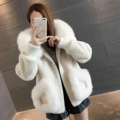 Женское короткое меховое пальто зимнее из искусственного меха овцы с капюшоном и