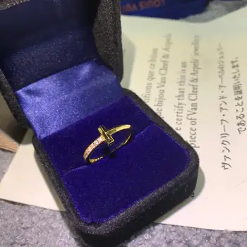 

Una historia magnífica. Diseño único para mujer y anillo sencillo con letra T con diamantes.