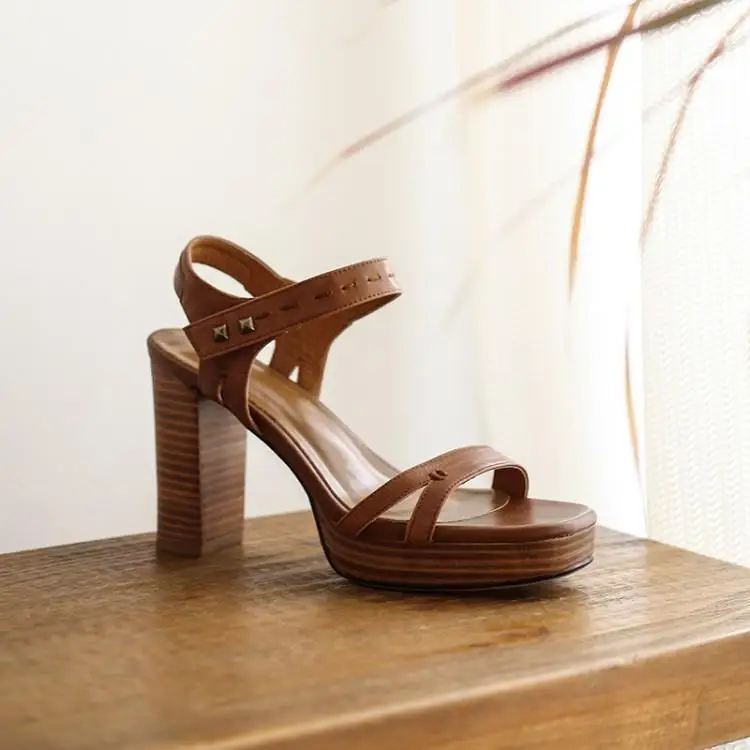 Женские босоножки на очень высоком каблуке с квадратным носком и спиральным