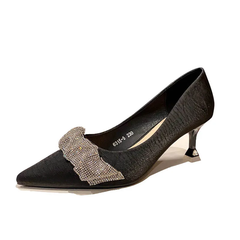 

2023 New Spring Autumn Black Temperament Elegant Office Lady Shoes Pleated Rhinestone Pointed Toe Lady High Heels Pumps