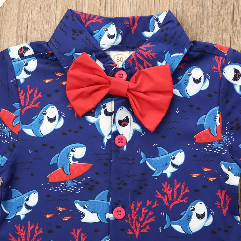 Комплект из 2 предметов для маленьких мальчиков, синяя рубашка с милым рисунком акулы Топы+ прозрачные красные шорты комплект детской одежды