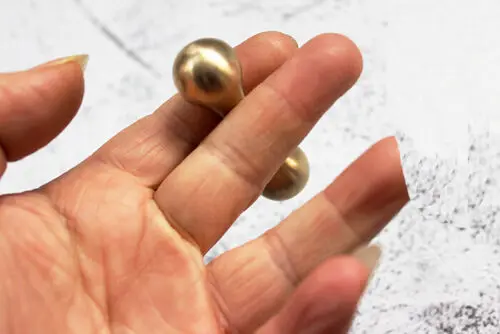1x латунь Knucklebone игрушечный кубик для четки палец умений Паракорд стресс - Color: Yellow