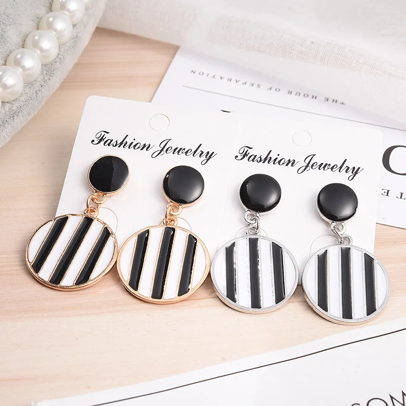 

Korean Fashion Black White Striped Earrings Round Earrings Sweet Girl Personality Stud Earrings aretes de mujer modernos 2018