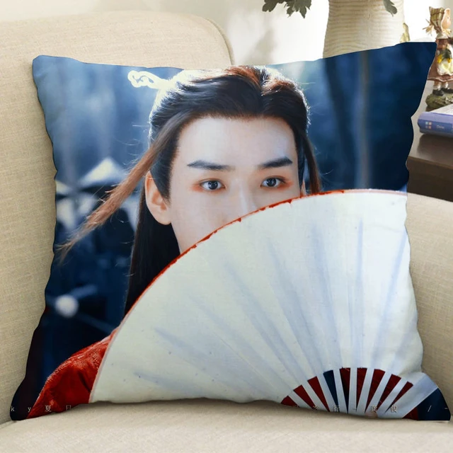 Wink top throw pillow