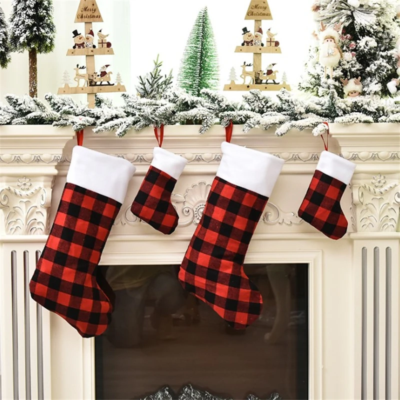 Calcetines de Navidad para decoración del hogar, medias colgantes de  chimenea, a cuadros rojos y negros, venta al por mayor, 2022 - AliExpress  Hogar y jardín