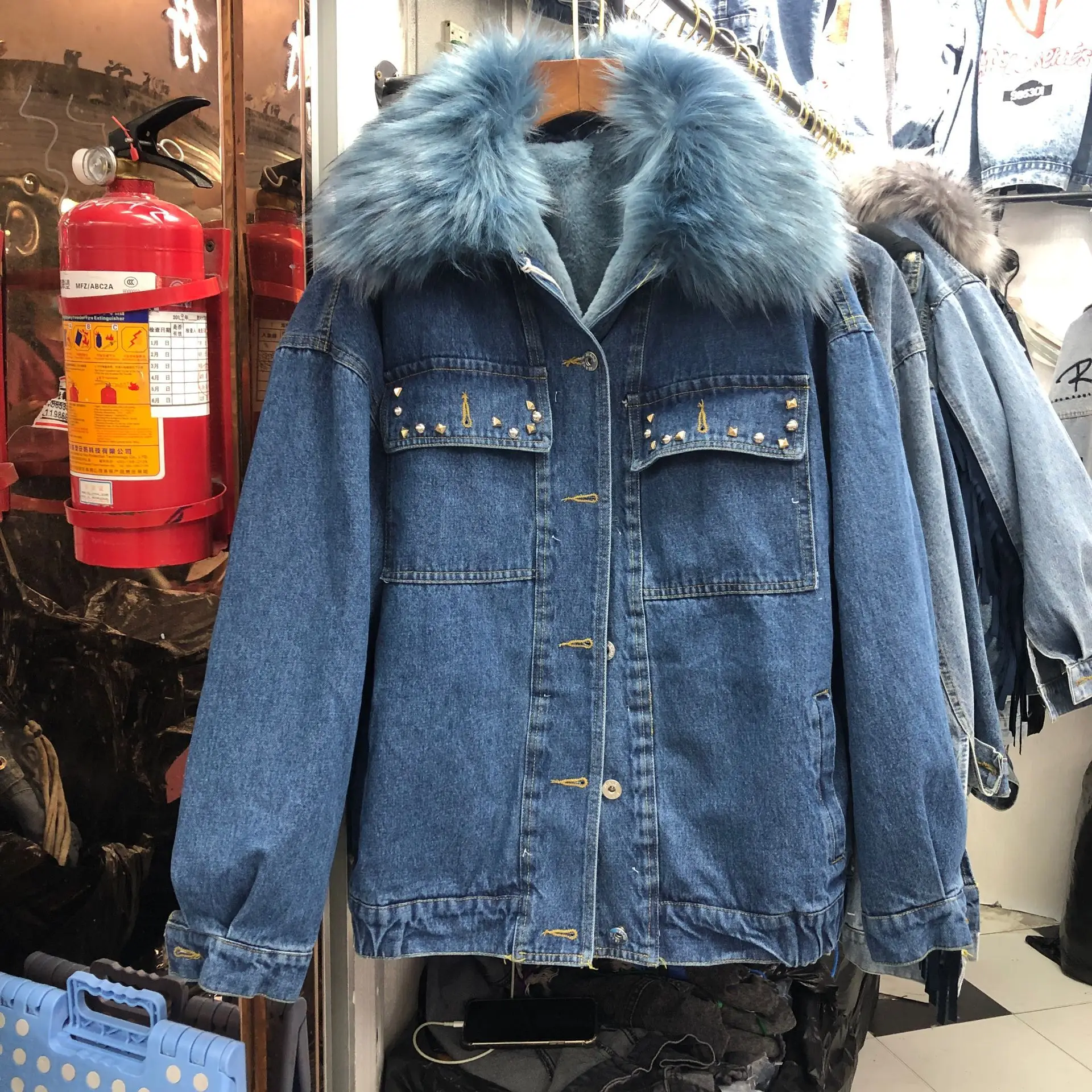 New Winter Cotton Jean Jacket Female Embroidery Denim Padded Coat Heavy Fur Collar Plush Velvet Thick Warm Jeans Jackets