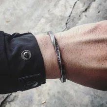 Металлические золотые и серебряные Парные браслеты гравированные никогда не сдается манжета Открытый браслет ювелирные изделия витой квадратной титановой стали