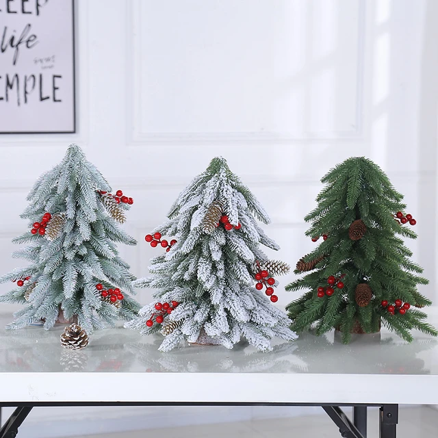 Árvore de natal com neve branca com decoração de presentes no interior da  casa de ano novo