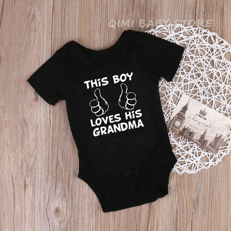 Черный Боди с короткими рукавами и надписью «This Boy Love His Grandma» для новорожденных; Повседневный Детский комбинезон; летняя хлопковая одежда для малышей - Цвет: Черный