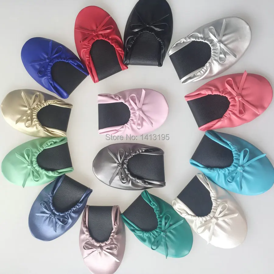 Lady folding ballerina shoes foldable ballet flat fold up rollable