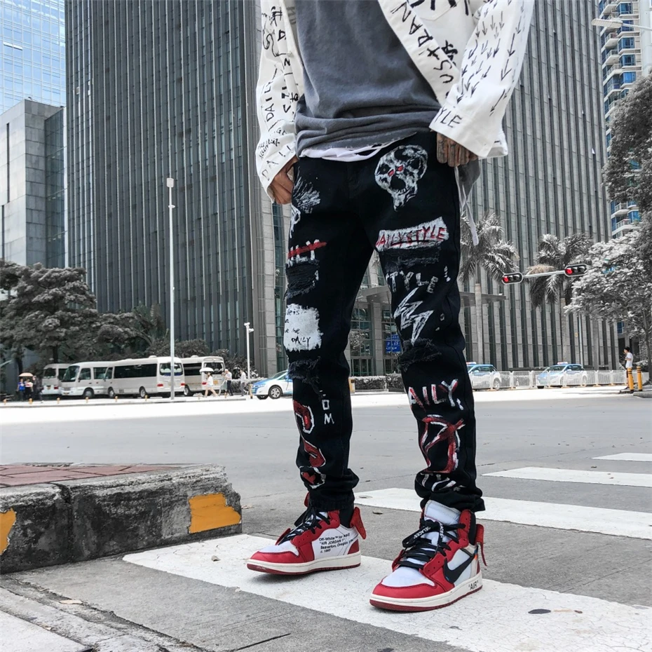 Новые обтягивающие мужские джинсы Уличная рваные джинсы черные Homme хип хоп сломанные граффити Печать узкие джинсовые штаны с дырками WG560